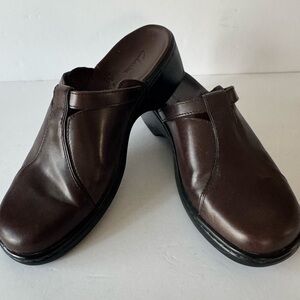 SOLD - CLARKS Collection Women’s 9.5M BROWN Leather Clogs Mules Slip On comfort